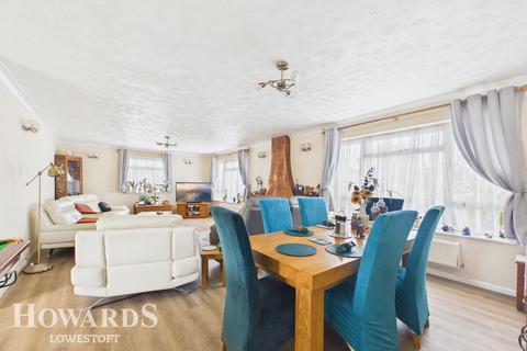 4 bed property, in Alandale Drive, £350,000