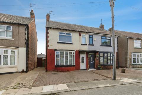 2 bed property, in Stanmore Grove, £120,000