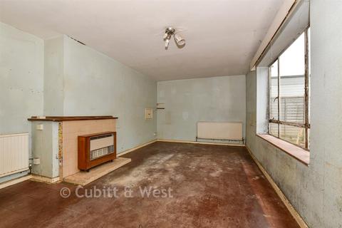3 bed property, in Kirdford Close, £250,000