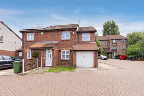 4 bed property, in Adelaide Close, £525,000