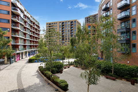 2 bed property, in 96 Montreal House, £390,000