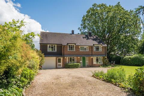4 bed property, in Queens Road, £525,000