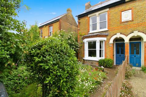 2 bed property, in Nelson Road, £450,000