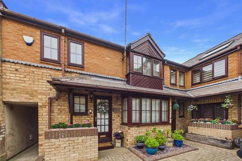 2 bed property, in Cliff Road, £140,000