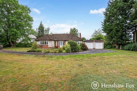 2 bed property, in Lyndhurst Road, £550,000