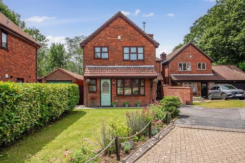4 bed property, in Angelo Close, £550,000