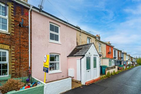 2 bed property, in Newport PO30, £192,500