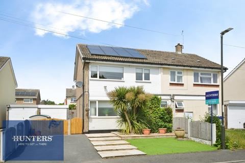2 bed property, in Longshaw Close, £135,000