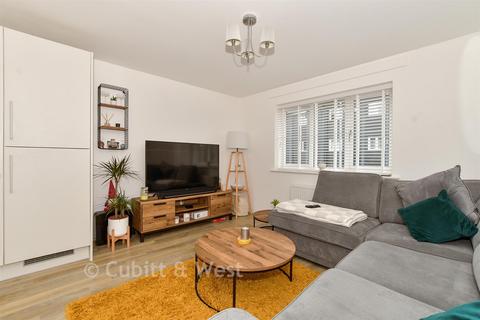 2 bed property, in Illett Way, £280,000