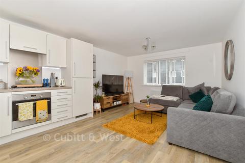 2 bed property, in Illett Way, £280,000