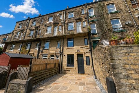 1 bed property, in Holly View, £100,000