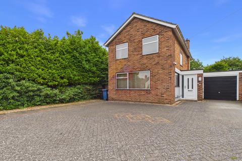 3 bed property, in Canhams Road, £350,000