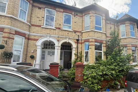 4 bed property, in York Place, £125,000
