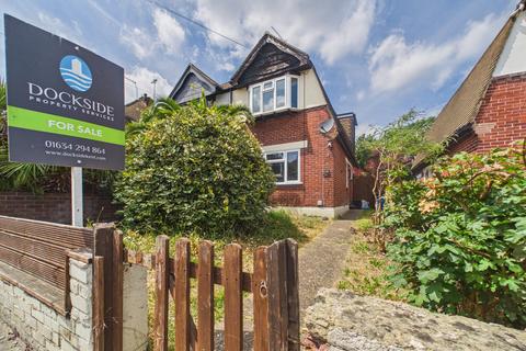 2 bed property, in Hawthorne Avenue, £290,000