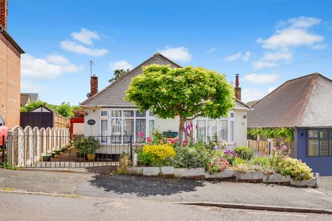 2 bed property, in Grange View Road, £250,000