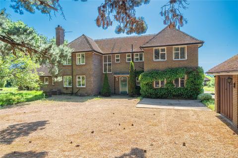 5 bed property, in Highwoods Avenue, £895,950