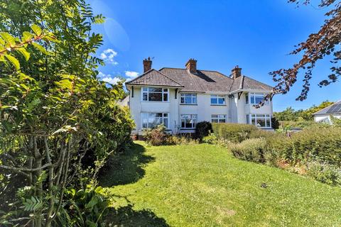 6 bed property, in Hangers Way, £525,000
