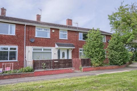 3 bed property, in Hart Close, £90,000