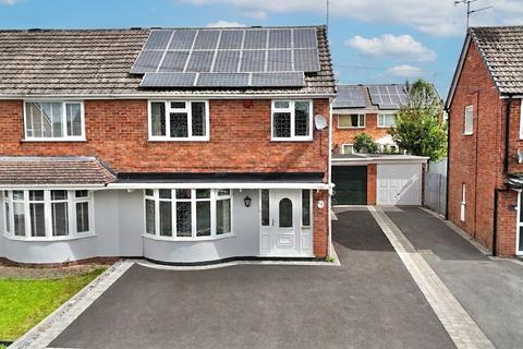 3 bed property, in Limewood Close, £195,000
