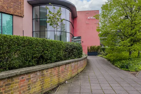 1 bed property, in Bath Road, £120,000