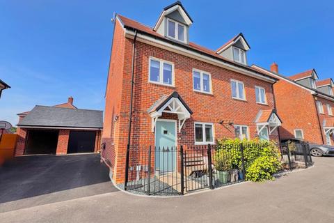 3 bed property, in Corncrake Close, £385,000