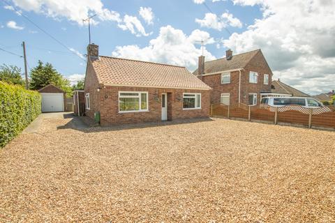 2 bed property, in Long Lane, £270,000
