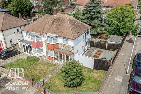 3 bed property, in Basildon Avenue, £650,000