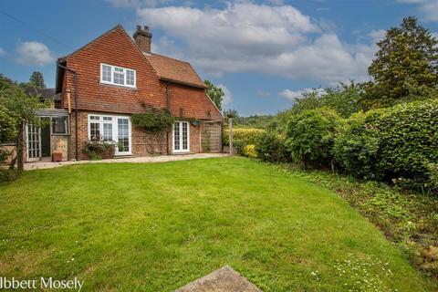 2 bed property, in Mapleton Road, £735,000