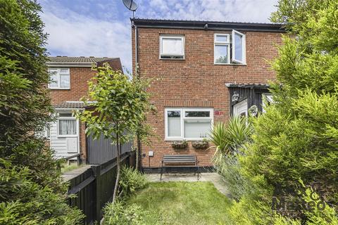 2 bed property, in Globe Pond Road, £675,000