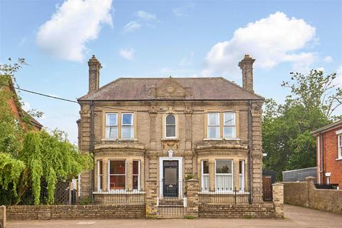 4 bed property, in Victoria Road, £550,000