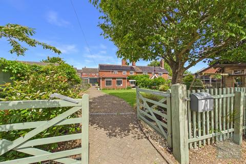 4 bed property, in Loddon Road, £450,000