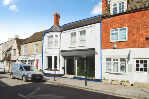 4 bed property, in High Street, £425,000