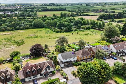 6 bed property, in Whitecroft, £700,000