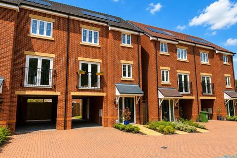 4 bed property, in Turnstone Way, £270,000