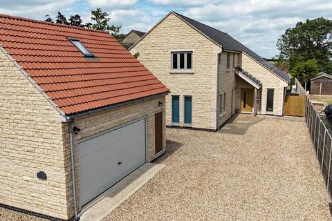 4 bed property, in Hill View, £800,000