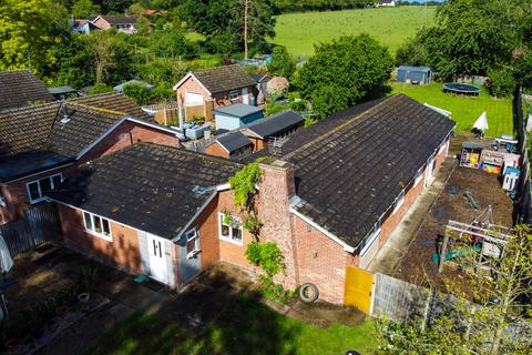 4 bed property, in Low Lane, £500,000