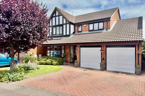 4 bed property, in Emmer Green, £600,000