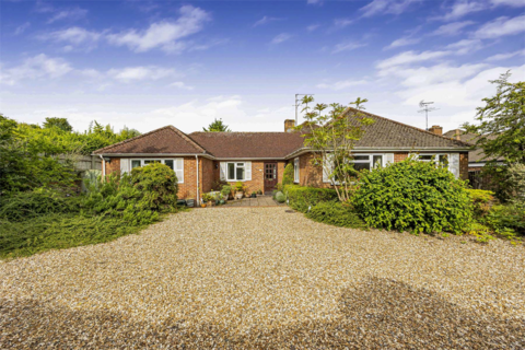 6 bed property, in 15 Summerfield Rise, £800,000