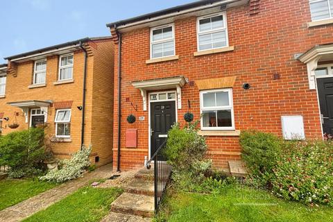 2 bed property, in Dairy Crest Drive, £185,000
