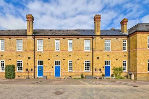 2 bed property, in Bears Rails Park, £575,000