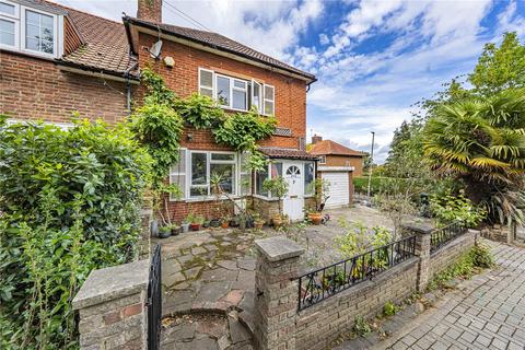3 bed property, in Dover House Road, £800,000