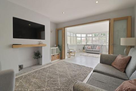 4 bed property, in Stoneleigh Close, £325,000