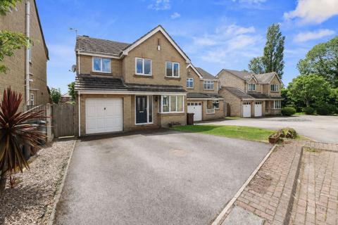 4 bed property, in Stoneleigh Close, £325,000