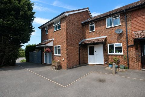 2 bed property, in Pine Road, £290,000