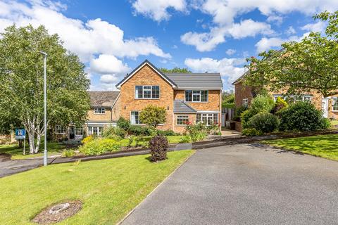 5 bed property, in Chiltern Drive, £550,000