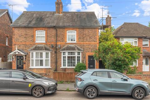 2 bed property, in Pondcroft Road, £400,000