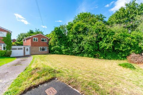 3 bed property, in Linden Avenue, £325,000