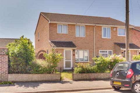 3 bed property, in Cockleshell Gardens. Southsea, £350,000