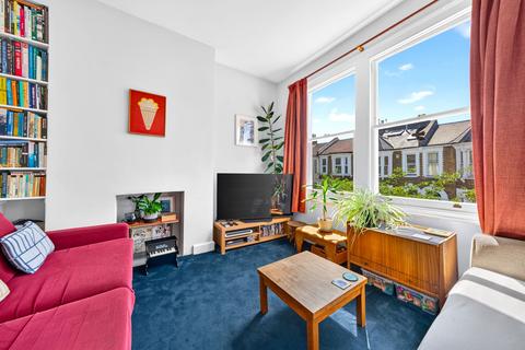 2 bed property, in Barretts Grove, £675,000