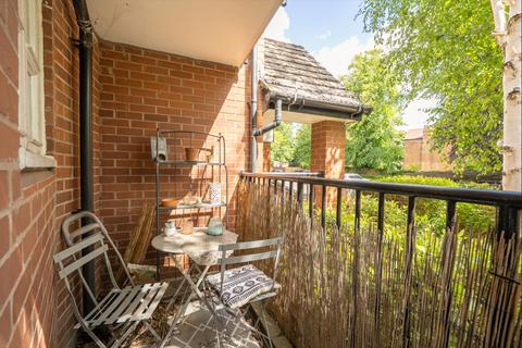 2 bed property, in Hagley Road, £150,000